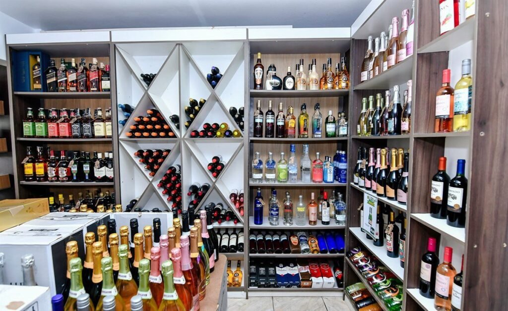 Prateleiras de Bebidas Premium da Distribuidora Queiroz